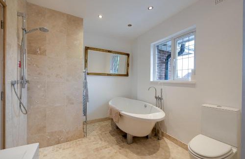 Emsworth House | Harbourways Emsworth, Pet Friendly Coastal Retreat, Contractors & Leisure, Free Parking, Walk to Pubs
