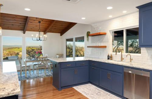 Paso Robles House | Harleys Hideaway Hilltop Views, Hot Tub & Pets