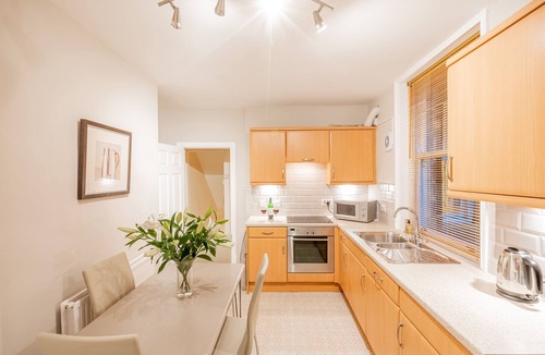 Harrogate Apartment | Harlow View, Harrogate - 2 bedroom apt. Dog Friendly. Free Parking.