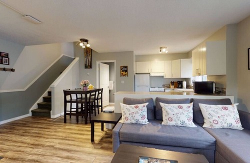 Harvie Heights Villa | HARMONY HEIGHTS - TWO LEVEL TOWNHOUSE - HOT TUB & FIRE PIT