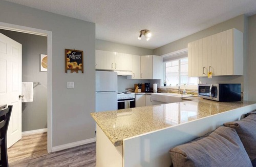 Harvie Heights Villa | HARMONY HEIGHTS - TWO LEVEL TOWNHOUSE - HOT TUB & FIRE PIT