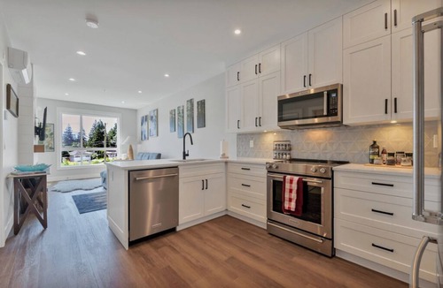 Harrison Hot Springs Apartment | Harrison Hot Springs Lakeside. One Bedroom Apartment, Balcony and Mountain View.