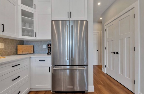 Harrison Hot Springs Apartment | Harrison Hot Springs Lakeside. One Bedroom Apartment, Balcony and Mountain View.