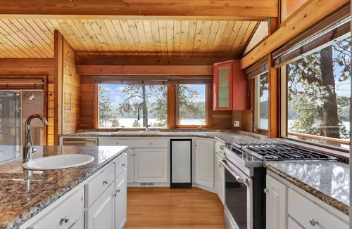 Harrison House | Harrison Lakeview Retreat - CDA Bike Trail, Lake Access, Hot Tub, Boat docks