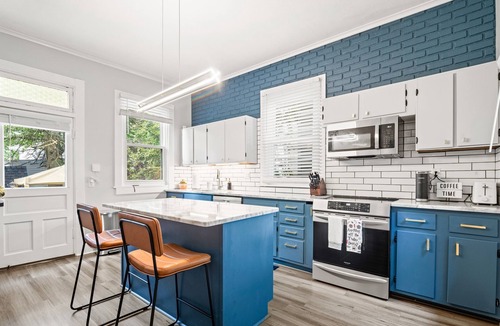 Merion Village House | Harry Potter Loft with New Hot Tub | German Village | Cozy Cobblestone