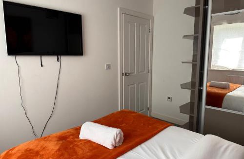 Leavesden Villa | Harry Potter Stay with Watford & London Links - Family house