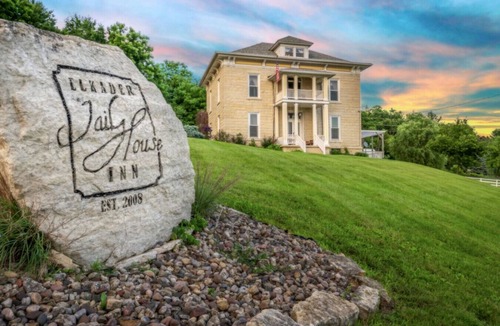Elkader House | Harstad Suite at Elkader JailHouse Inn