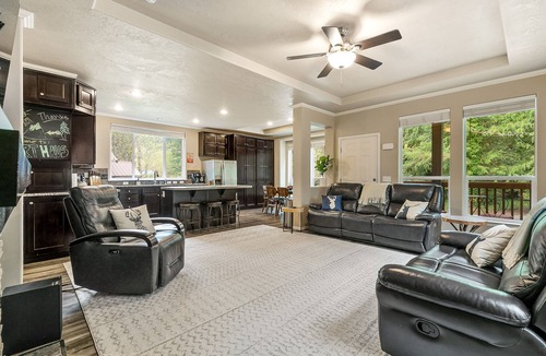 Skykomish House | Hart Haus at Stevens Pass- spacious w/hot tub, EV charger, close to hikes!