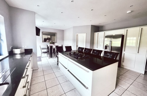 Millhouse Green Cottage | HARTCLIFFE VIEW, pet friendly, with hot tub in Millhouse Green