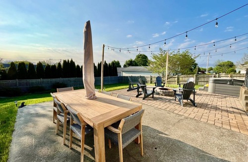 Newport East House | Harvey House Middletown - Hot Tub, Close to Beaches