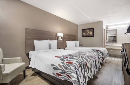 Conestee Hotel | Hassle-Free Room w/TV Perfect for Business Traveler Visiting Greenville