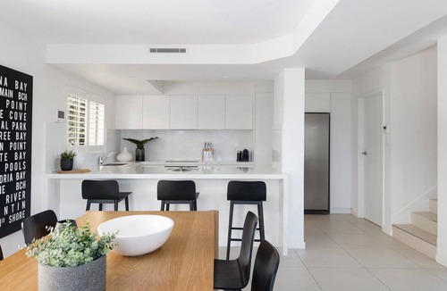 Noosa Heads Apartment | Hastings Park 7: Elegant Noosa Gem by the Beachl | AC | gourmet kitchen
