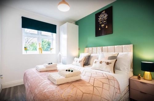 Hatfield Apartment | Hatfield Haven - Modern 2-Bed Retreat near Uni, Business Park & City Center, FREE Parking, Big savings on Longer Stays