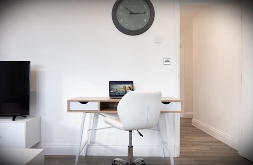 Hatfield Apartment | Hatfield Haven - Modern 2-Bed Retreat near Uni, Business Park & City Center, FREE Parking, Big savings on Longer Stays