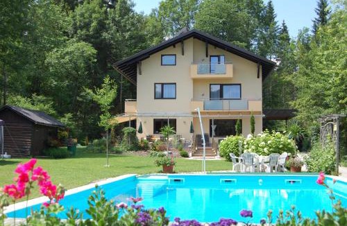 Finkenstein am Faaker See Apartment | Haus am Wald