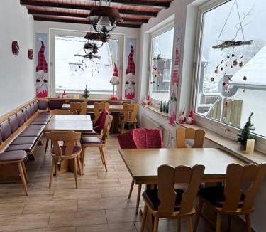 Langewiese House | Haus Astenblick in Winterberg Ferienwohnungen mit Gastraum Wanderveranstaltungen und Familienfeiern