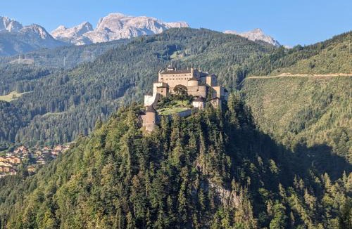 Pfarrwerfen Apartment | Haus Biechl mit Blick auf die Burg Hohenwerfen