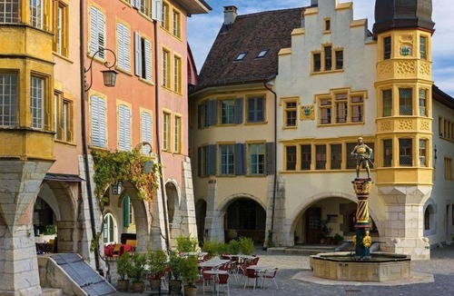 Biel Apartment | Haus de Philosophe et compositeur Rousseau