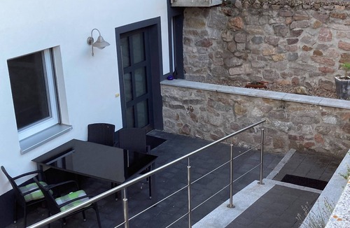 Grißheim Apartment | Haus-Meta, bright basement apartment with patio and terrace, child-friendly
