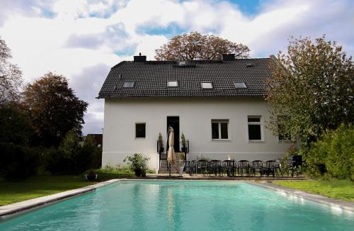 Mahlsdorf House | Haus mit Pool, Garten und Gym in Berlin