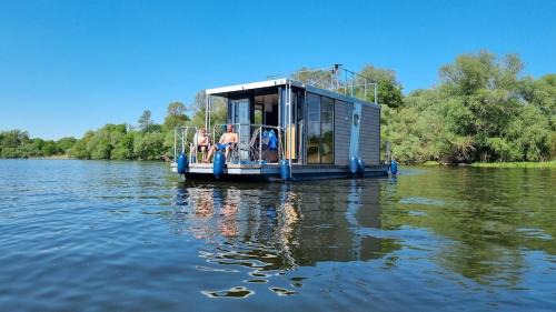 Brandenberg Boat Rental | Hausboot Havelrobbe