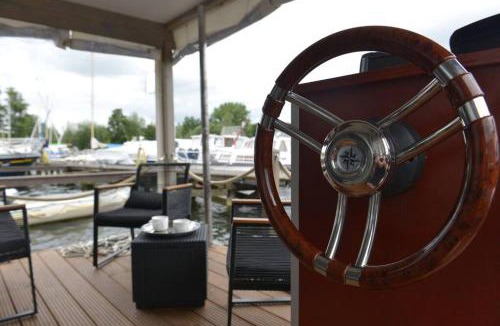 Toplitz Boat Rental | Hausboot NautikHus auf der Havel
