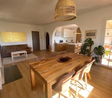 Carqueiranne Apartment | Haut de Villa classé 3 étoiles de 90m2, terrasse vue mer, plages à 5min