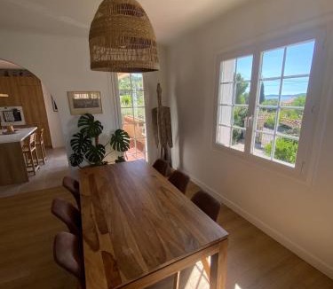 Carqueiranne Apartment | Haut de Villa classé 3 étoiles de 90m2, terrasse vue mer, plages à 5min