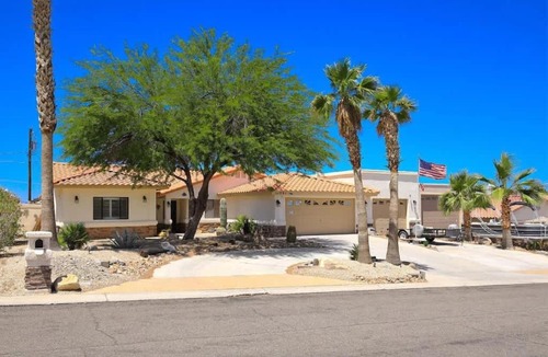 Lake Havasu City House | Havasu Sunset Hideaway-Swim Up Pool Bar & Firepit