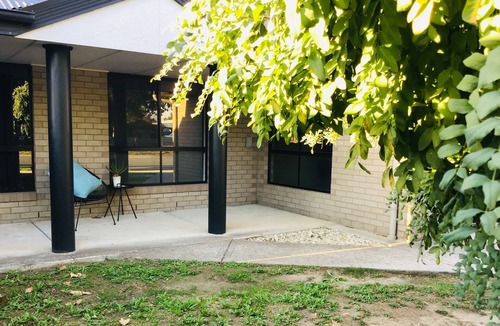 East Albury Apartment | “Haven” East Albury. Pet friendly! Close to Hospital, Free Wifi & Netflix!