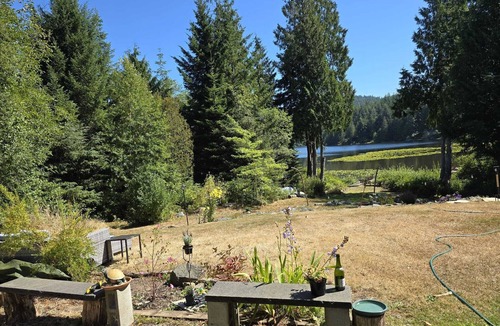 Otter Point House | Haven in Paradise: 3 bedroom Lake House in Sooke