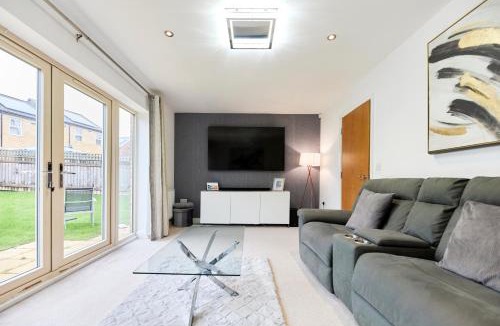 Castleford House | Haven - Spacious Luxury Home perfect for families, couples and contractors! 5mins to Xscape and Junction 32!