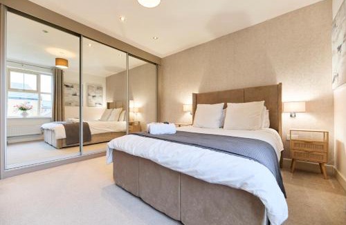 Castleford House | Haven - Spacious Luxury Home perfect for families, couples and contractors! 5mins to Xscape and Junction 32!