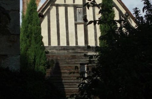 Saint-Hilaire-la-Gravelle House | Havre of peace at the water's edge