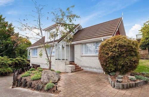 Two Mile Bay House | Hawai Hideaway - Two Mile Bay Holiday Home in Two Mile Bay