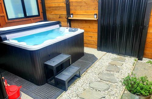 Lake Hawea House | Hawea Heaven: Superking beds + Hot Tub + Mountain