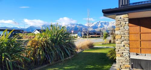 Lake Hawea House | Hawea Heaven: Superking beds + Hot Tub + Mountain