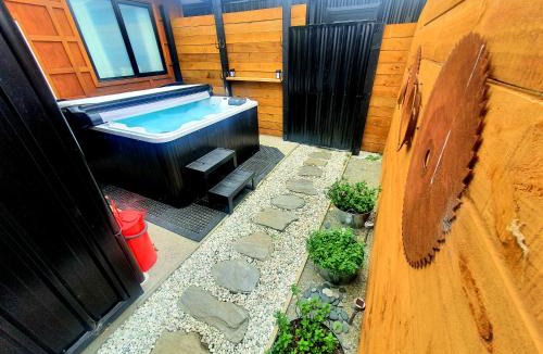 Lake Hawea House | Hawea Heaven: Superking beds + Hot Tub + Mountain