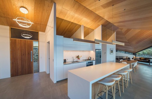 Queensberry Villa | Hawk House: Tranquil Architectural Sanctuary with Sweeping Otago View