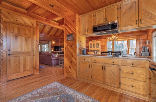 Ferguson Cabin | Hawk's Rest: Private Cabin, Great Views, Hot Tub, WIFI, Fireplace