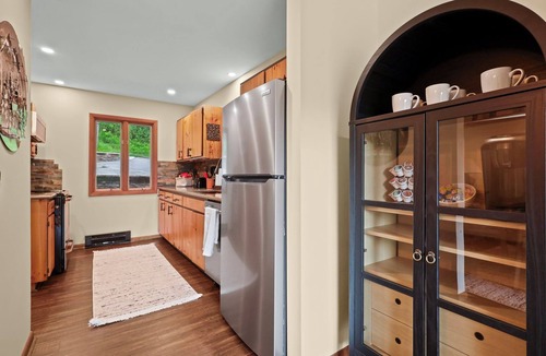 Seven Devils House | Hawksnest Cabin with Mountain views, Hot Tub and Gameroom. Family & Pet friendly