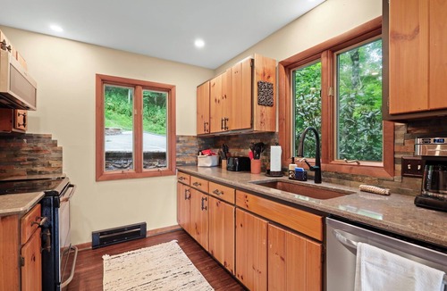 Seven Devils House | Hawksnest Cabin with Mountain views, Hot Tub and Gameroom. Family & Pet friendly
