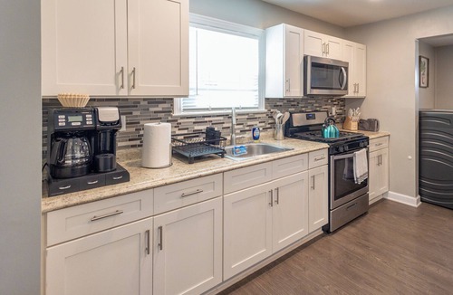 Hawthorne Apartment | Hawthorne 2Bed, Laundry In-Unit, Pets OK, Parking, Fios, Separate Entrance, Safe
