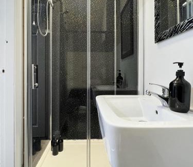 Huddersfield Apartment | Hayy Vibrant Studios Queensgate
