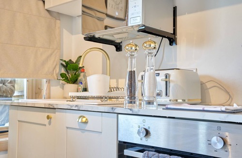 Blandford Saint Mary Ski Chalet | HAZEL - ROMANTIC ESCAPE | SLEEPS 2 | HOT TUB | BBQ | PETS ALLOWED | WI-FI | SECLUDED PATIO