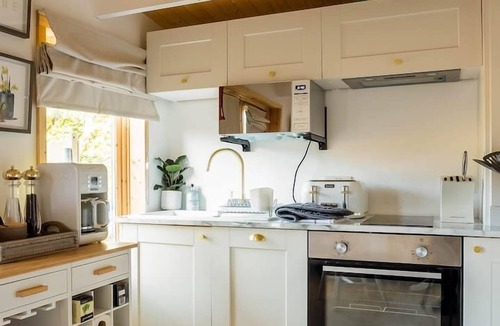 Blandford Saint Mary Ski Chalet | HAZEL - ROMANTIC ESCAPE | SLEEPS 2 | HOT TUB | BBQ | PETS ALLOWED | WI-FI | SECLUDED PATIO