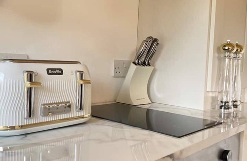 Blandford Saint Mary Ski Chalet | HAZEL - ROMANTIC ESCAPE | SLEEPS 2 | HOT TUB | BBQ | PETS ALLOWED | WI-FI | SECLUDED PATIO