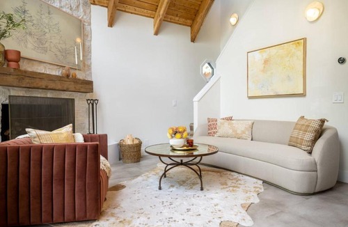 Arrowbear Lake Ski Chalet | Hazel's Cozy Cabin - Big Bear HGTV Cabin · Hot Tub · Fenced Yard · Pets