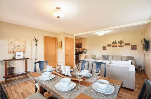 Dundee House | Hazelwood Haven: Private Guest Suite w/Hot Tub