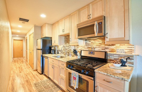 Dundee House | Hazelwood Haven: Private Guest Suite w/Hot Tub